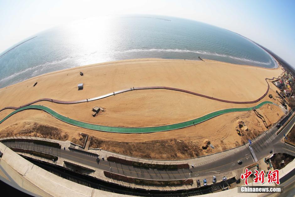 3月13日，秦皇島萬米臨海沙灘木棧道。據了解，該木棧道全長約4200米，與北戴河區原有的7500米木棧道對接后全線總長度1.17萬米，整個木棧道東起秦皇島體育基地游船碼頭，西至北戴河濕地公園，呈波浪形蜿蜒10.4公里海岸線。 中新社發 曹建雄 攝 CNSPHOTO